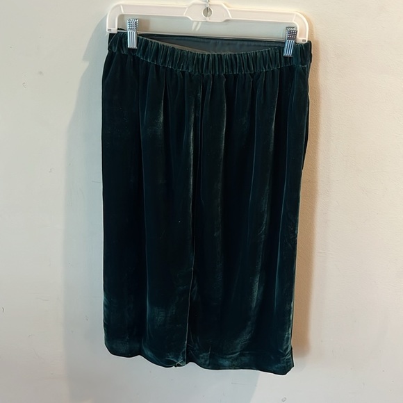 Elegant Velvet Skirt - Picture 4 of 7